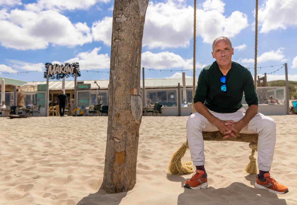 Fred Louter op het strand bij paviljoen Makani Beach in Ter Heijde. C Thierry Schut